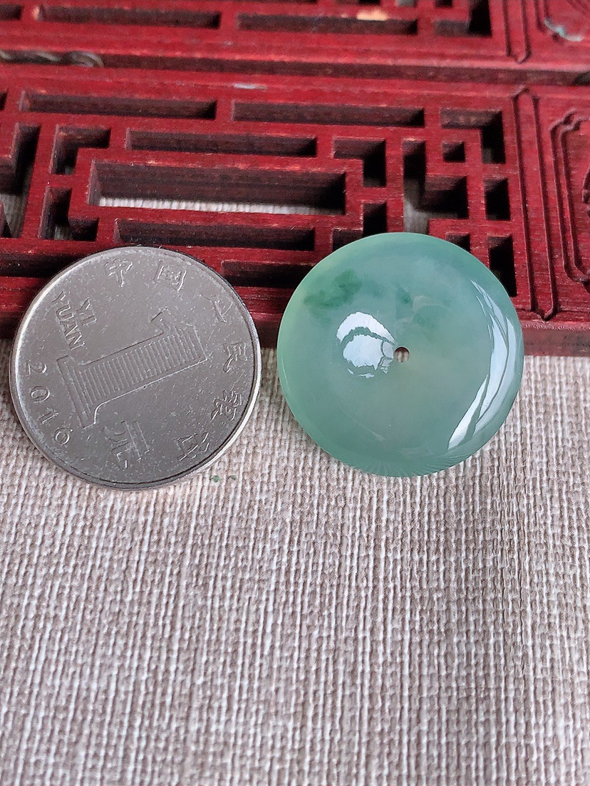 天然A货翡翠飘花平安扣吊坠 
尺寸24.6-5mm 重量6.18g 0404