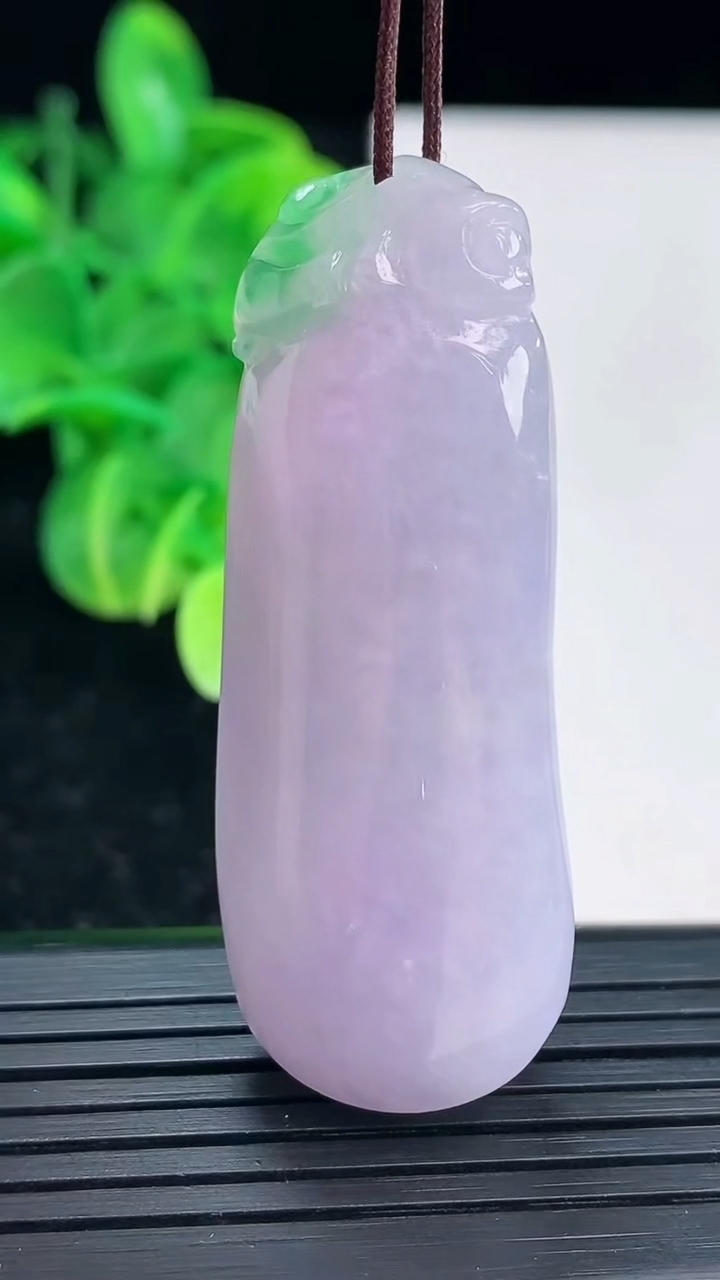 天然A货翡翠春带彩紫罗兰福瓜吊坠尺寸50.9-19.3-14.4重量:27.34g
4月4日