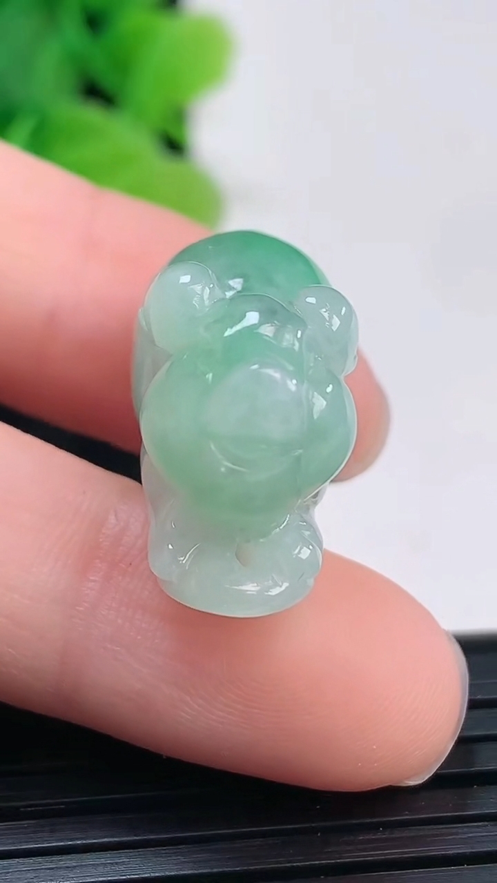 天然A货翡翠生肖猪吊坠尺寸23.3-11.5-16.5重量:7.74g
4月4日