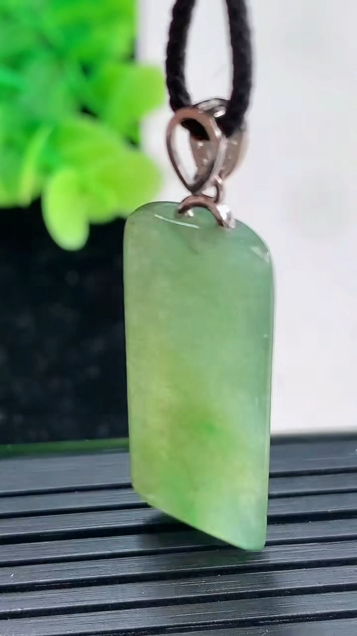 天然A货翡翠无事牌吊坠尺寸30.6-13.1-4.4重量:4.96g
4月4日