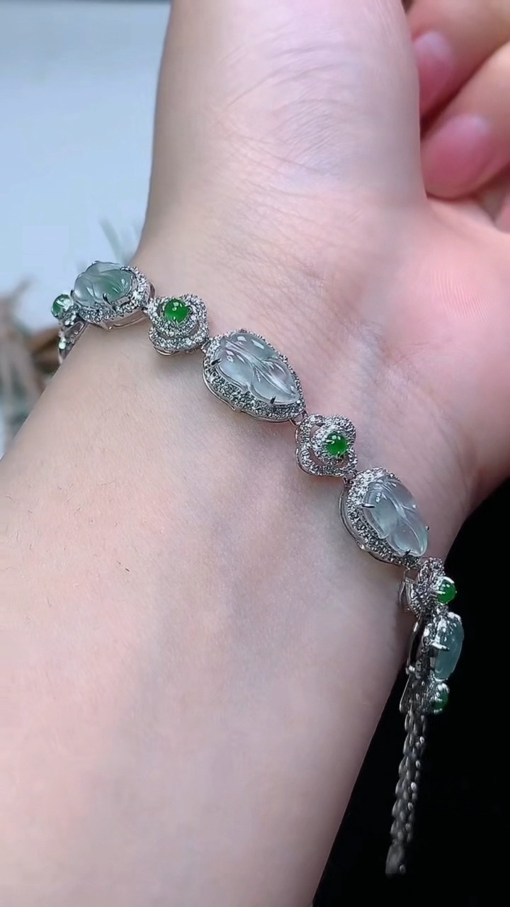 天然A货翡翠飘花金枝玉叶 叶子手链，尺寸10-5.8，重量:7.76g
4月4日