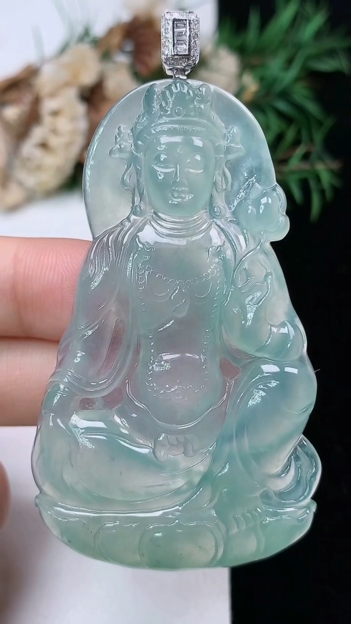 天然A货翡翠大势至观音菩萨吊坠，尺寸59.8-35.3-4.9，重量:20.74g
4月4日