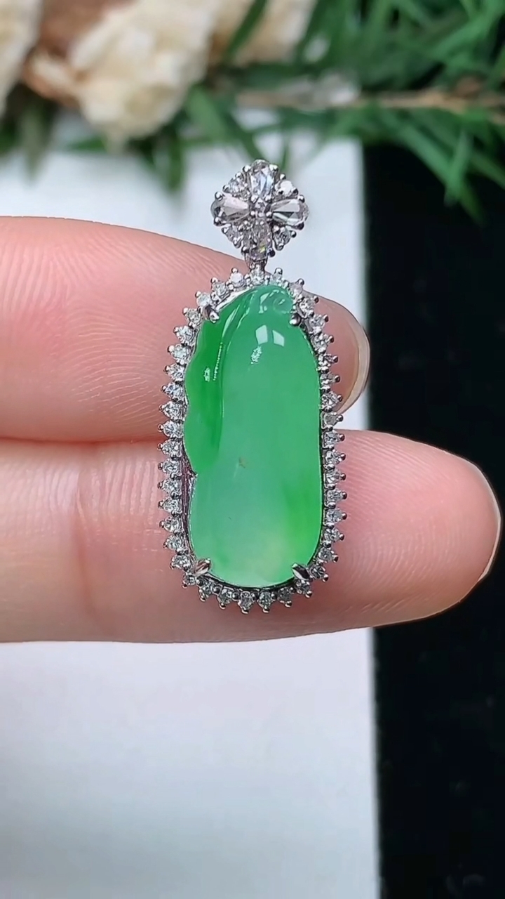 天然A货翡翠福瓜吊坠，尺寸25.6-10.8-7.6，裸石16.8-7.3，重量:2.88g
4月4日