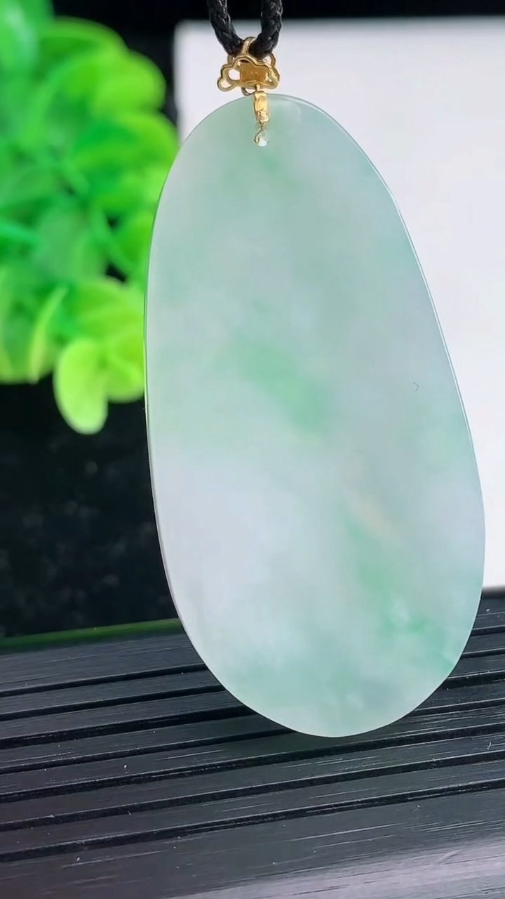 天然A货翡翠无事牌吊坠尺寸49-24.8-4.2重量:14.54g
4月4日