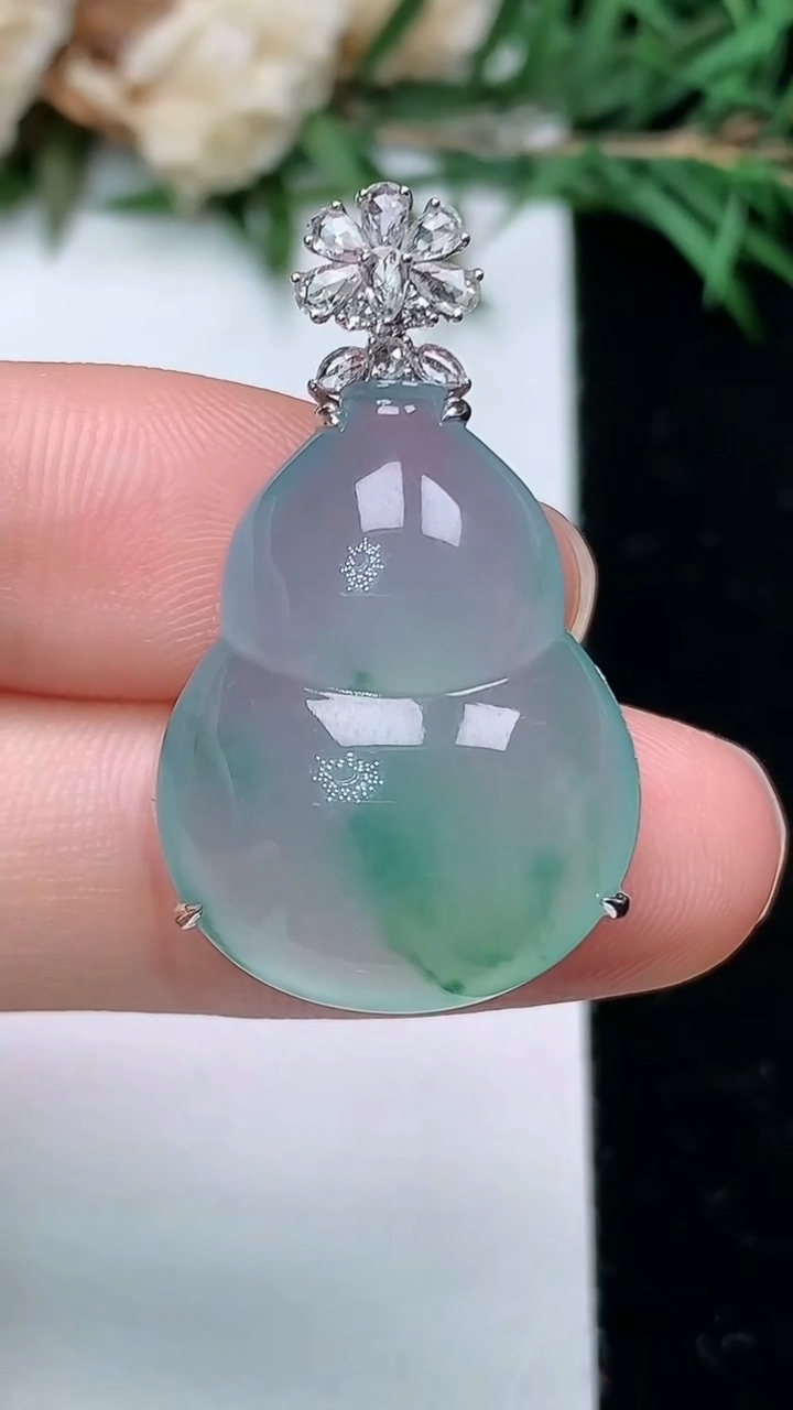 天然A货翡翠飘花葫芦吊坠，尺寸23.5-18-9.3，重量:6.65g
4月4日