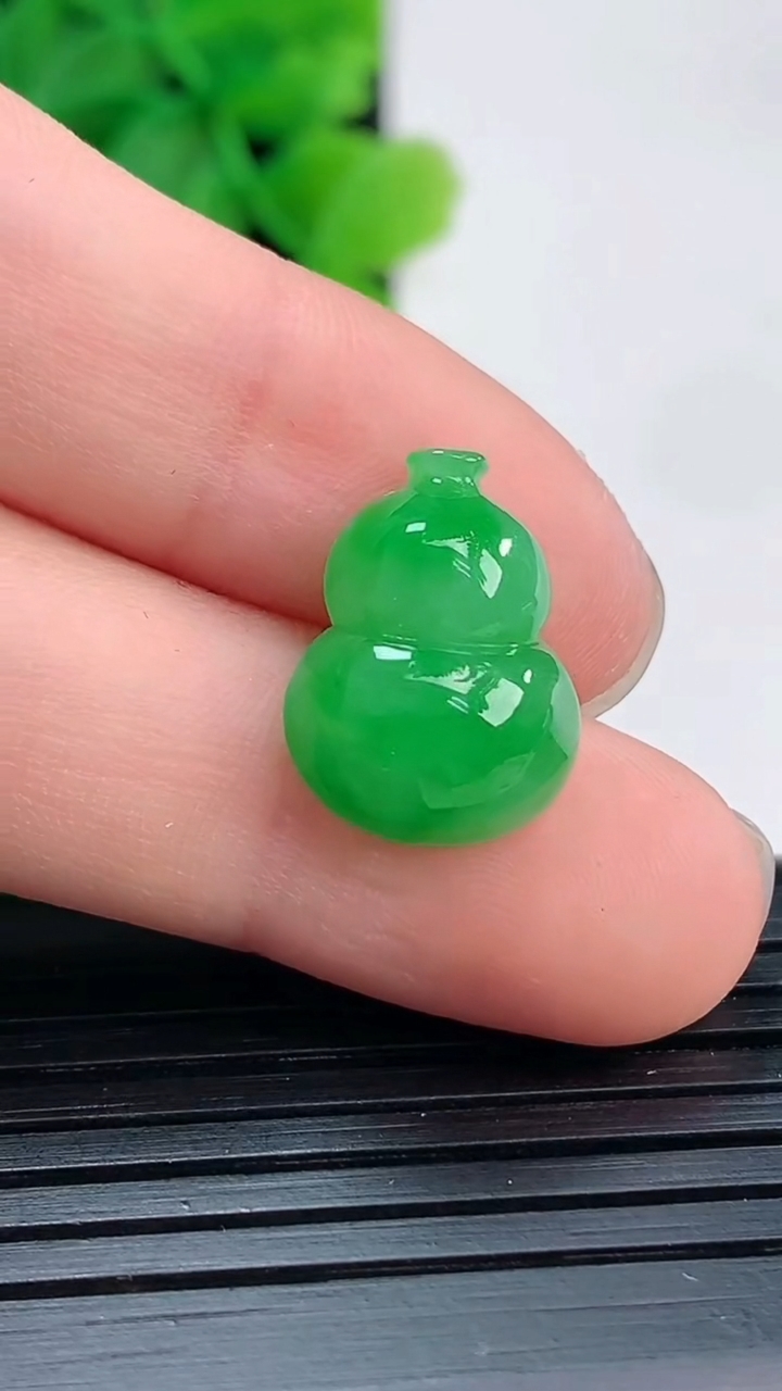天然A货翡翠葫芦镶嵌件尺寸15.3-11.4-5.3重量:1.53g
4月4日
