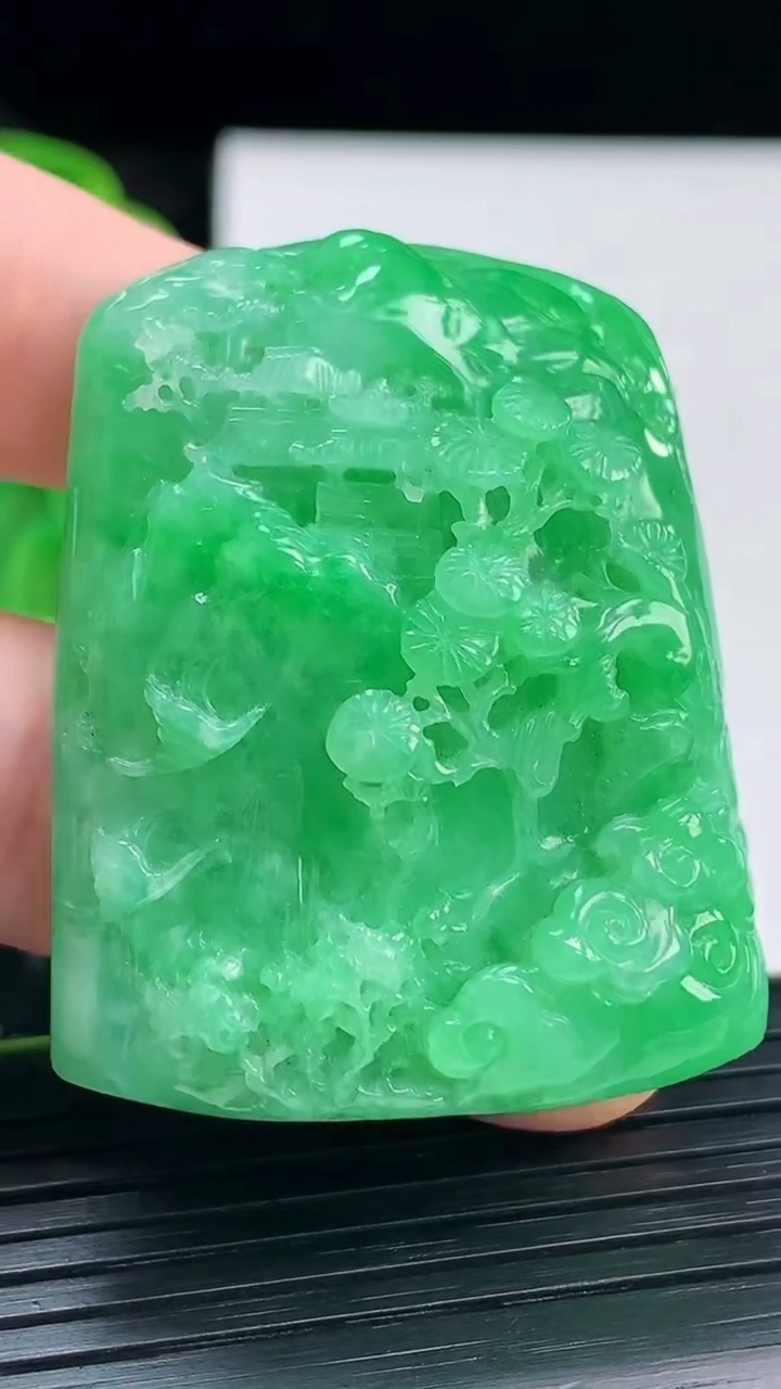 天然A货翡翠山水牌吊坠尺寸43.9-34.2-15.7重量:41.56g
4月4日