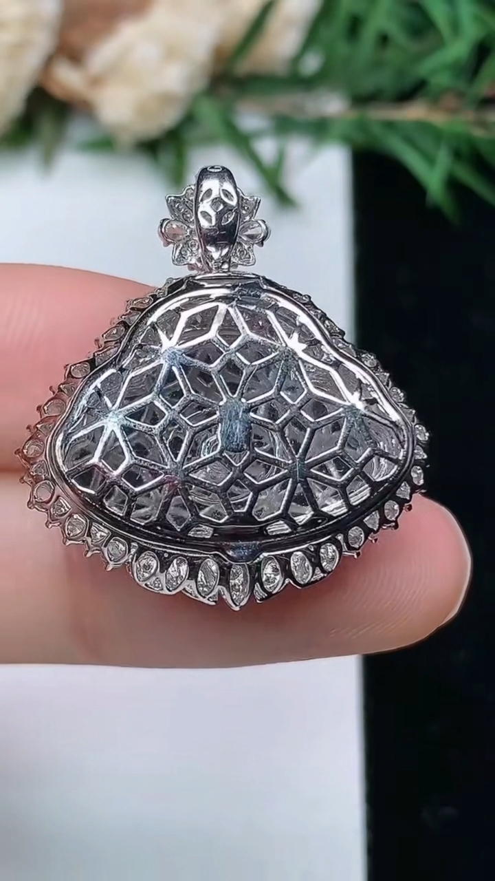 天然A货翡翠佛公吊坠，尺寸27.5-25-10，裸石12.9-20.8，重量:4.85g
4月4日