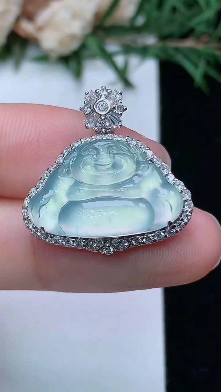 天然A货翡翠白冰佛公吊坠，尺寸22.2-22-6.8，裸石12.5-19.6，重量:3.91g
4月4日