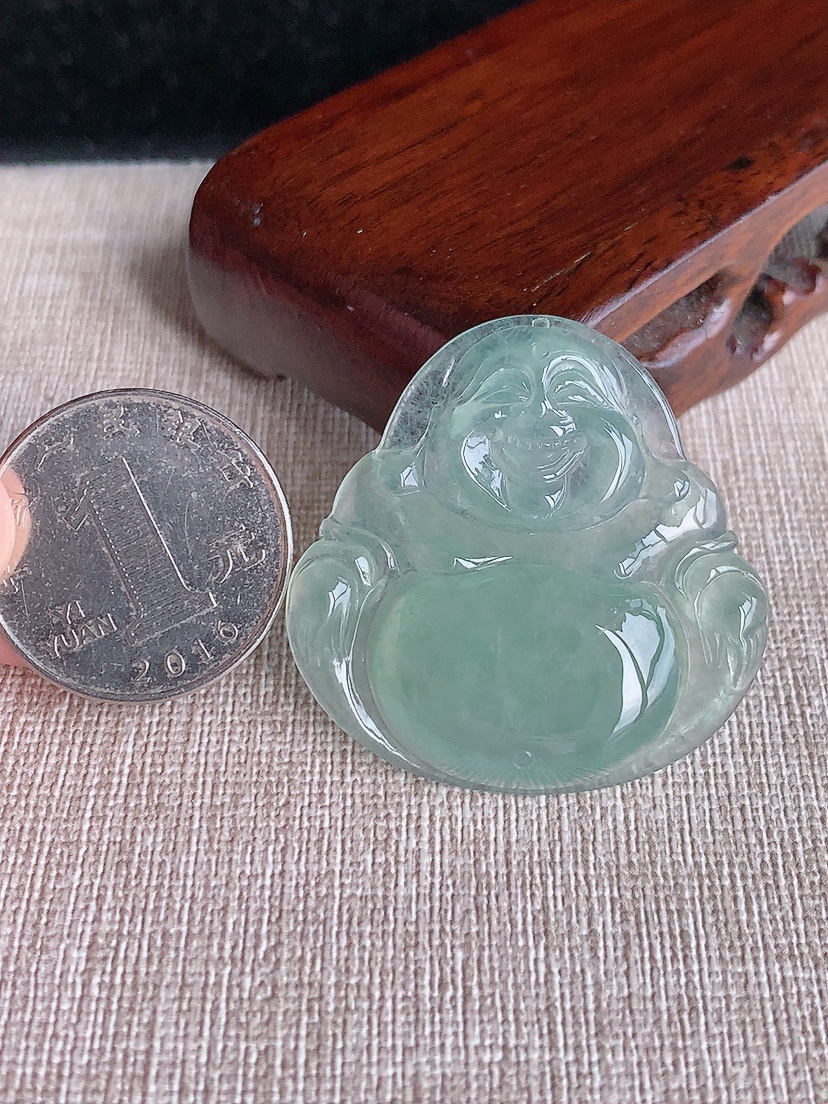 天然A货翡翠晴水佛公吊坠 
尺寸37.7-37.6-5.5mm 重量12.58g 0404