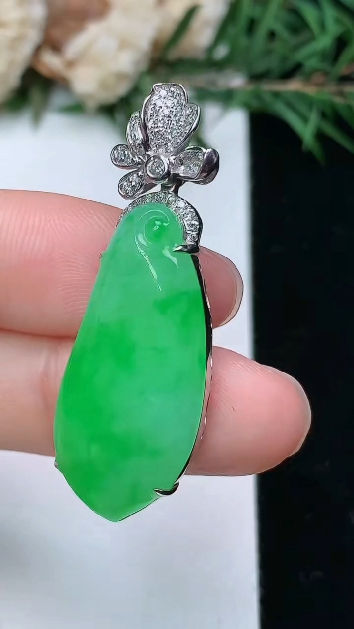 天然A货翡翠福瓜吊坠，尺寸28.8-13.5-6.6，重量:7.00g
4月4日