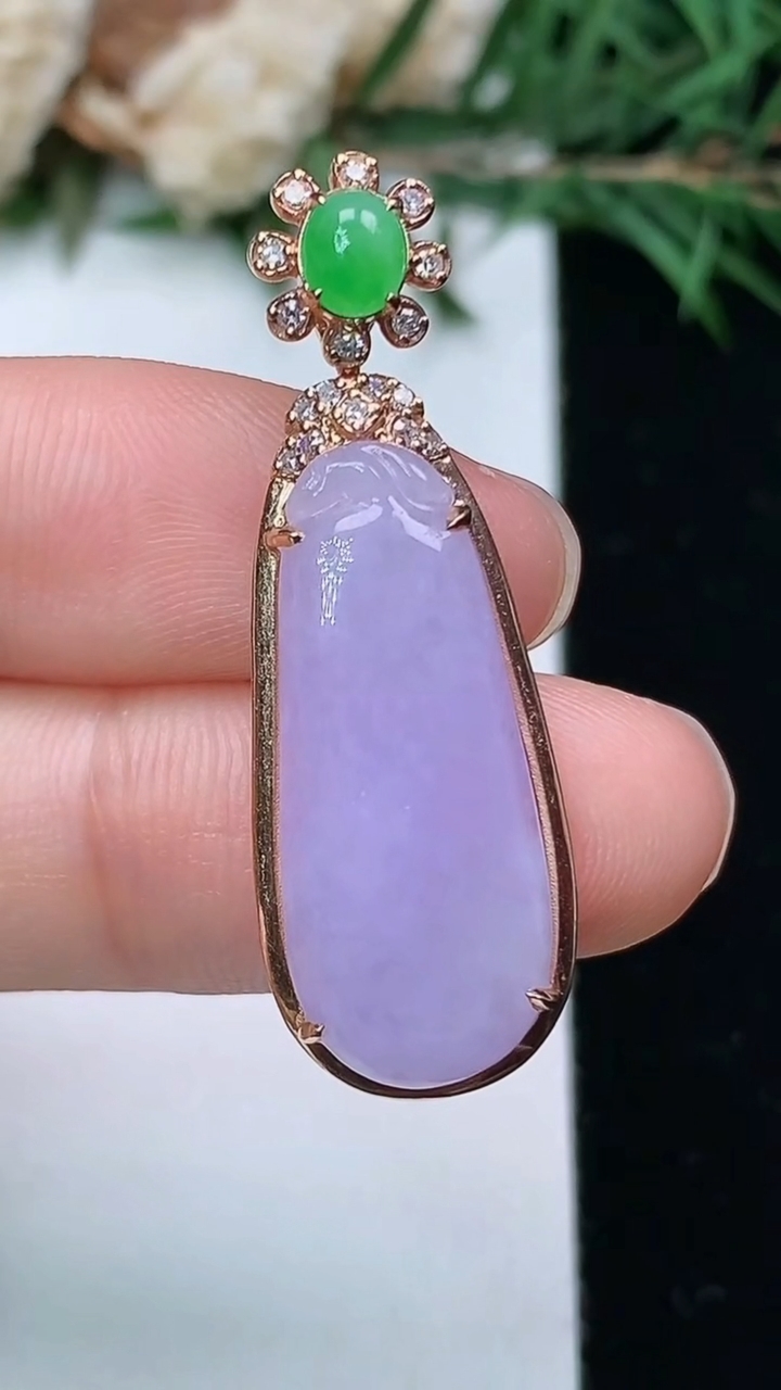 天然A货翡翠k金紫罗兰福瓜吊坠，尺寸36.2-12.3-5.9
4月4日