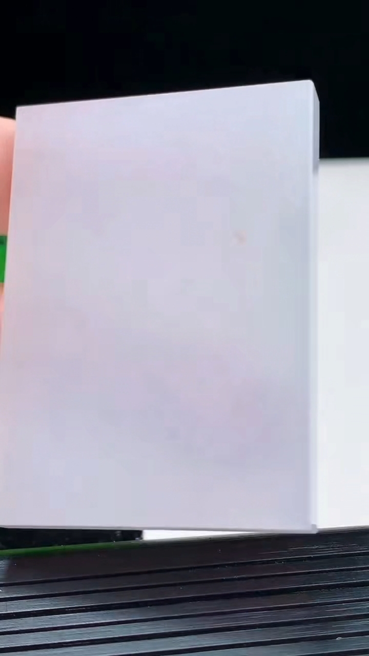 天然A货翡翠紫罗兰无事牌镶嵌件尺寸56.6-40-5.9重量:48.18g
4月4日