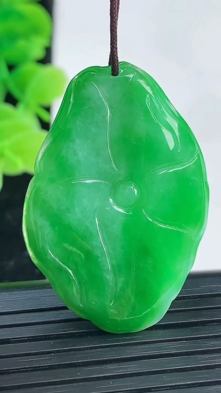 天然A货翡翠荷叶吊坠尺寸38.5-26.8-5.7重量:10.18g
4月4日