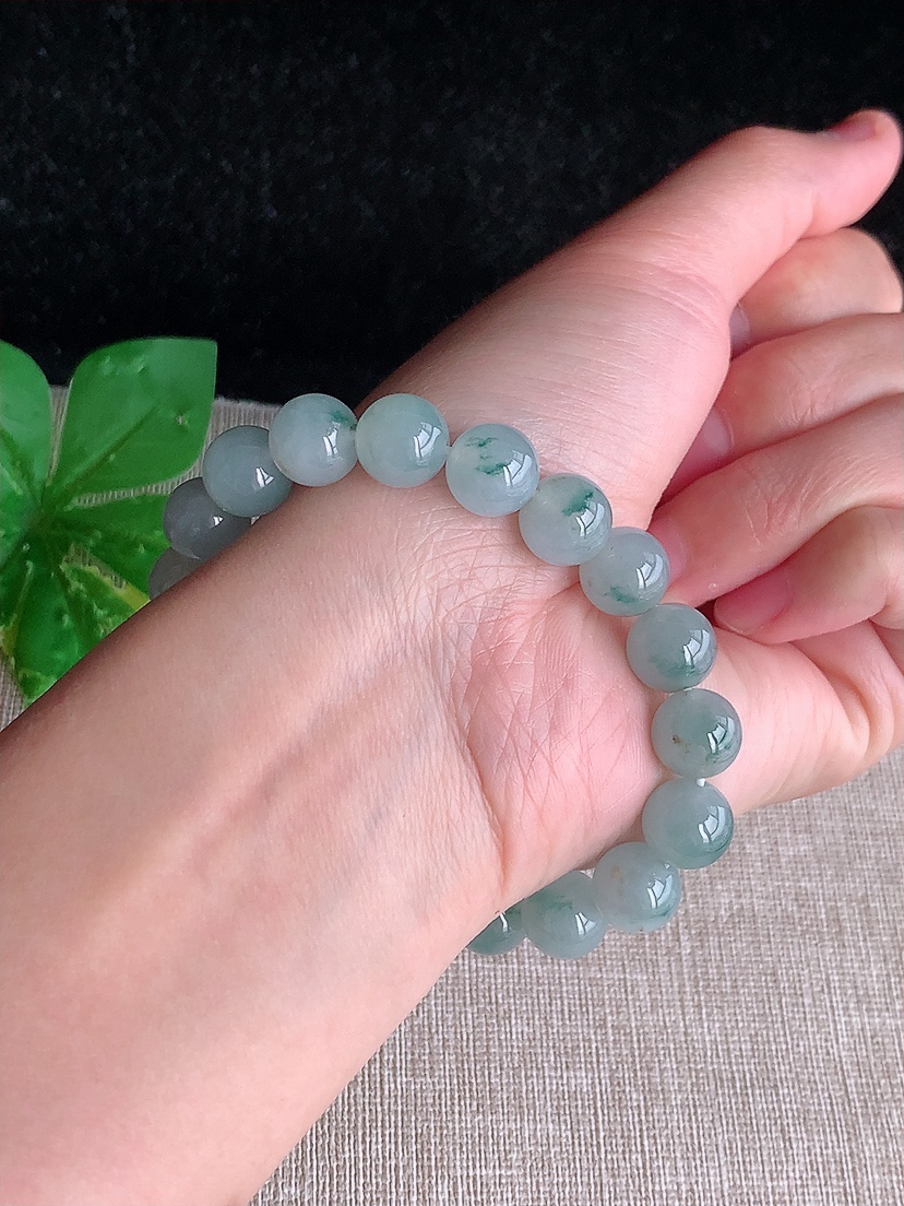 天然A货翡翠飘花圆珠佛珠手串19颗 
尺寸9.9mm 重量32.30g 0404