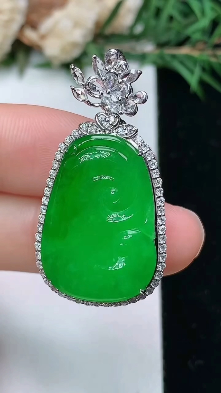 天然A货翡翠如意吊坠，尺寸36.2-18.8-8.3
4月4日