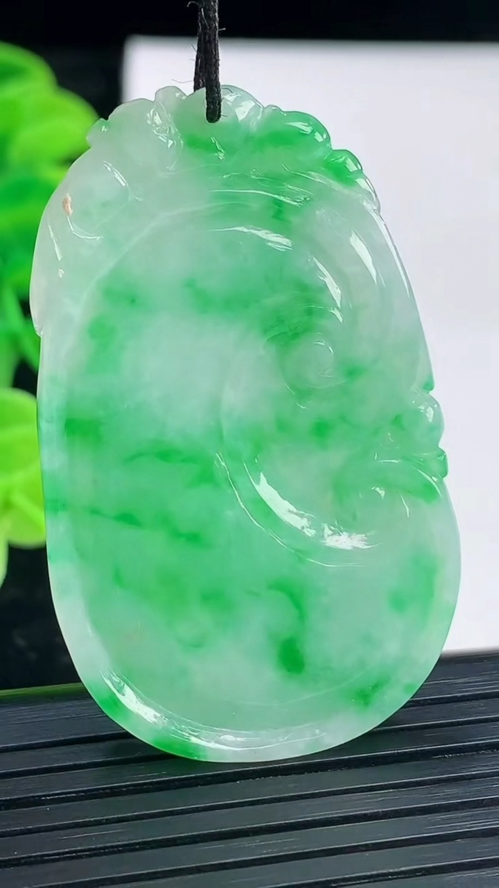 天然A货翡翠如意吊坠尺寸47.6-28.7-3.9重量:12.13g
4月4日