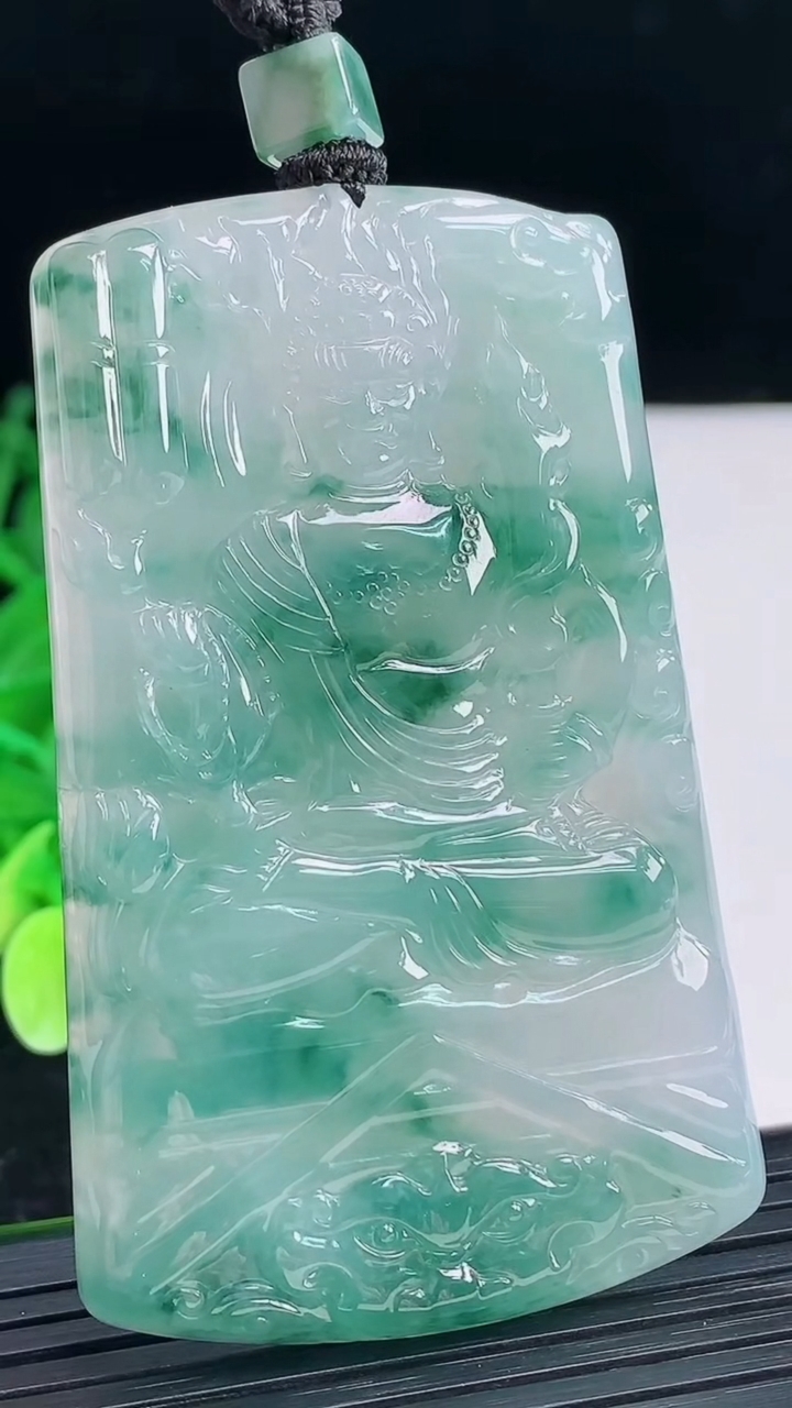 天然A货翡翠种飘花不动明王吊坠尺寸64.7-39.9-5.5重量:40.68g
4月4日
