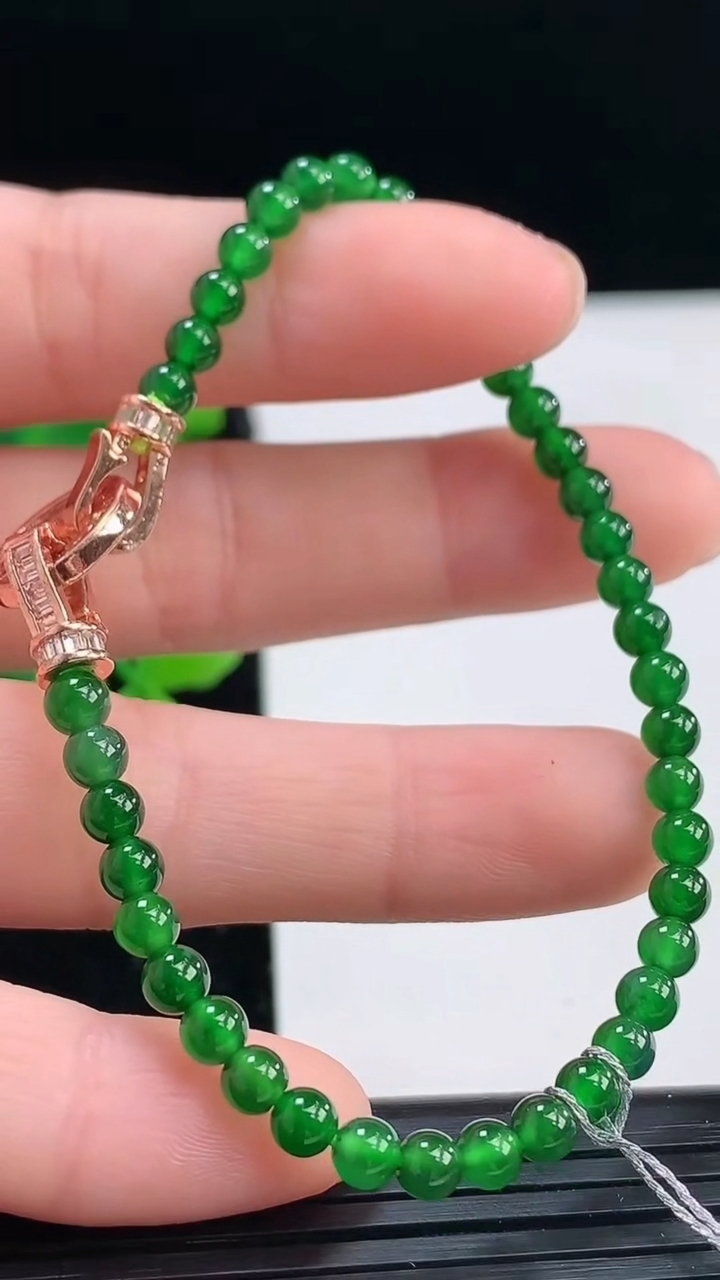 天然A货翡翠圆珠手串尺寸3.8重量:6.20g4月4日
工厂直销收藏佳品,种好水足，色泽均匀，有种有色，上手高大气！