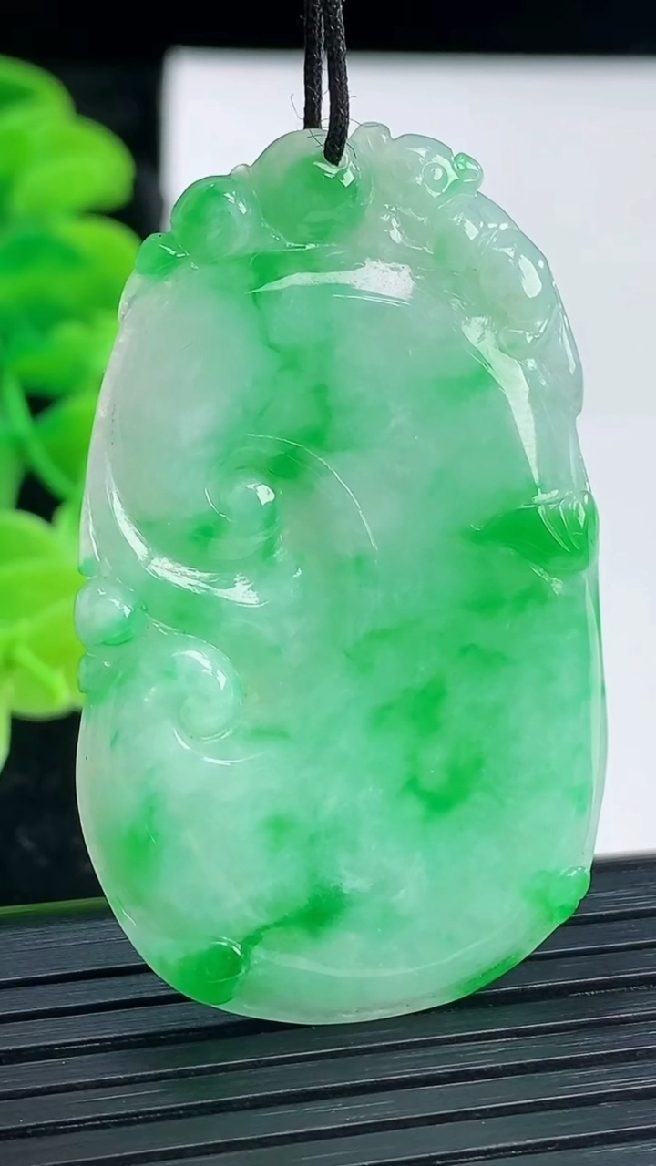 天然A货翡翠如意吊坠尺寸47.6-28.7-3.9重量:12.13g
4月4日