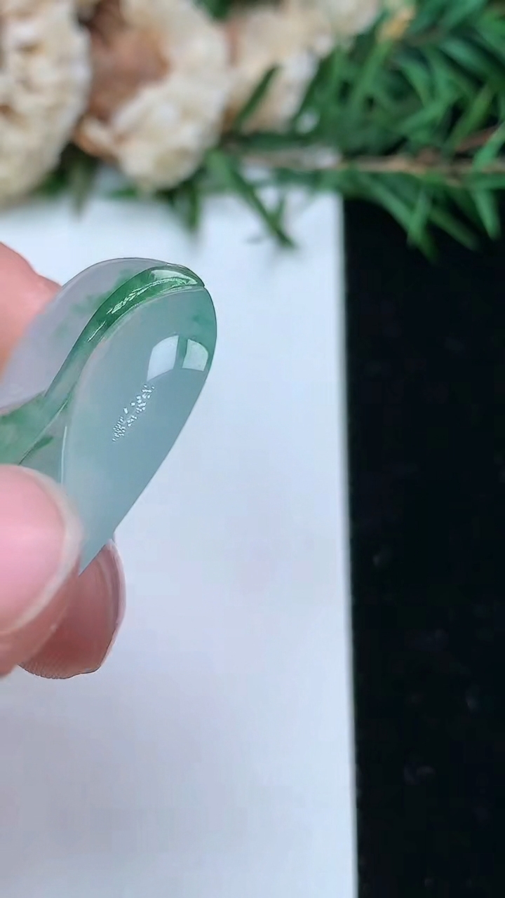 天然A货翡翠金枝玉叶 叶子镶嵌件，尺寸39.6-26-4.6，重量:8.66g
4月4日