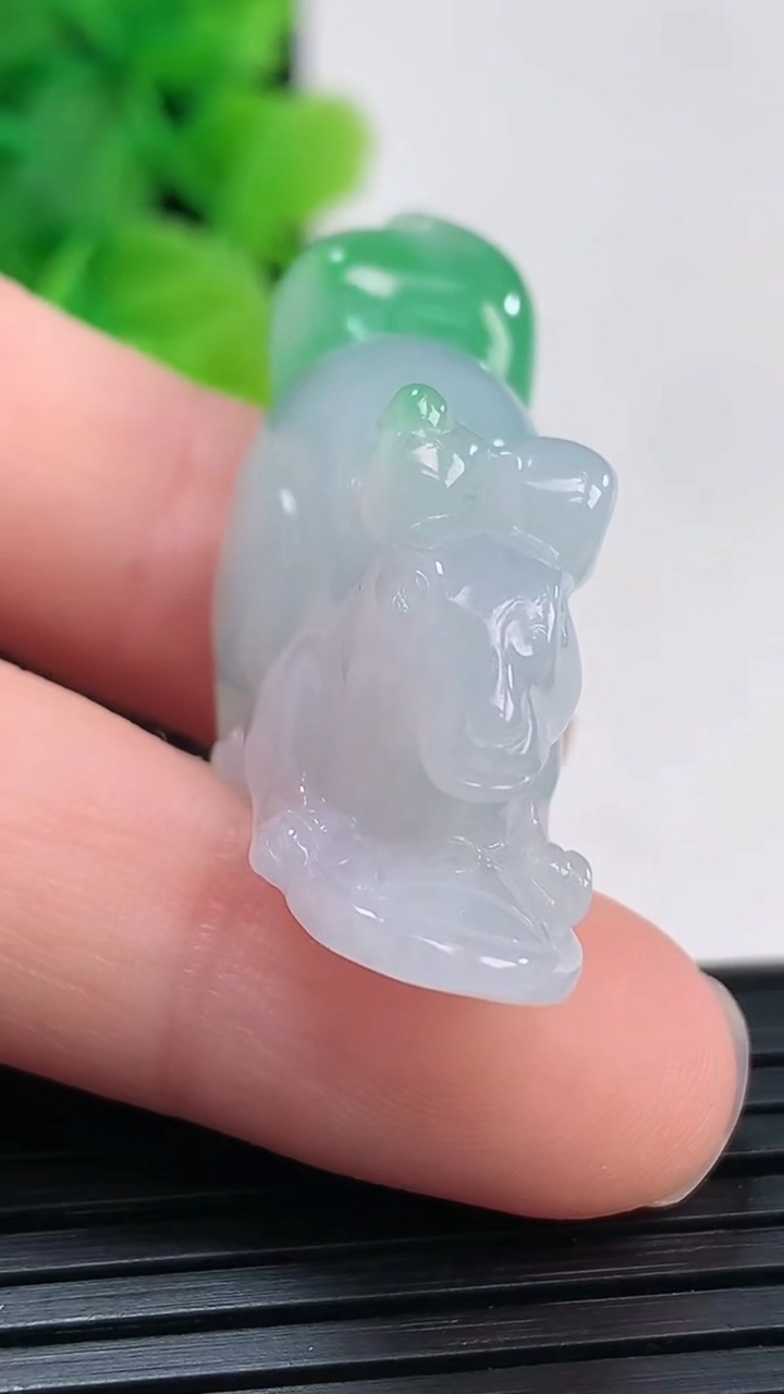 天然A货翡翠松鼠吊坠尺寸36.8-11.9-21.5重量:12.37g
4月4日