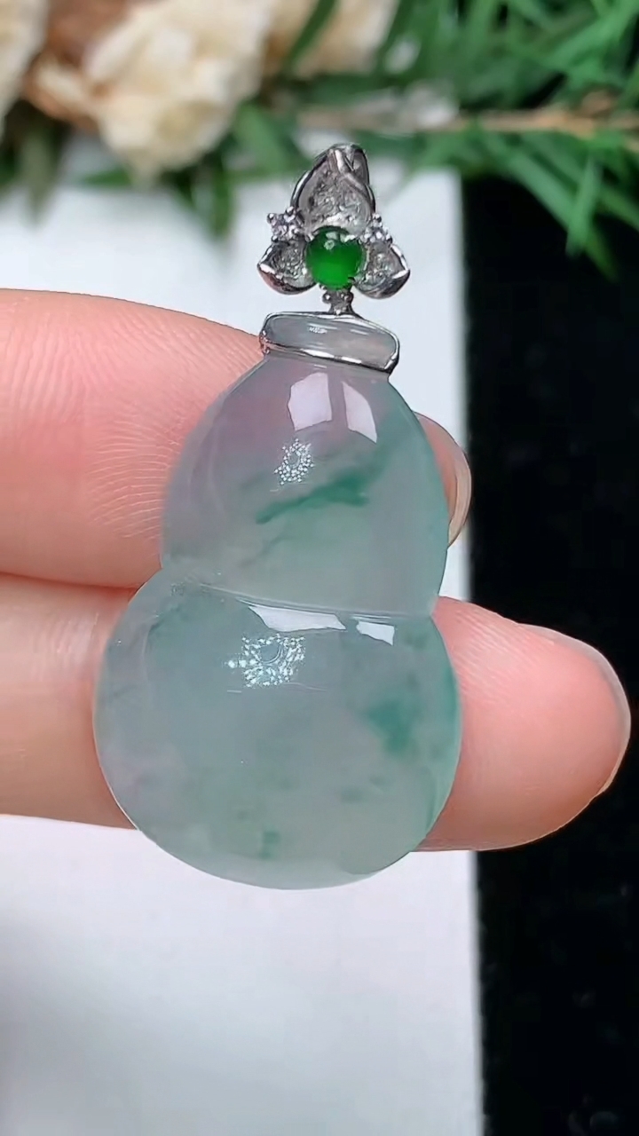 天然A货翡翠飘花葫芦吊坠，尺寸26-17.4-6，重量:5.15g
4月4日