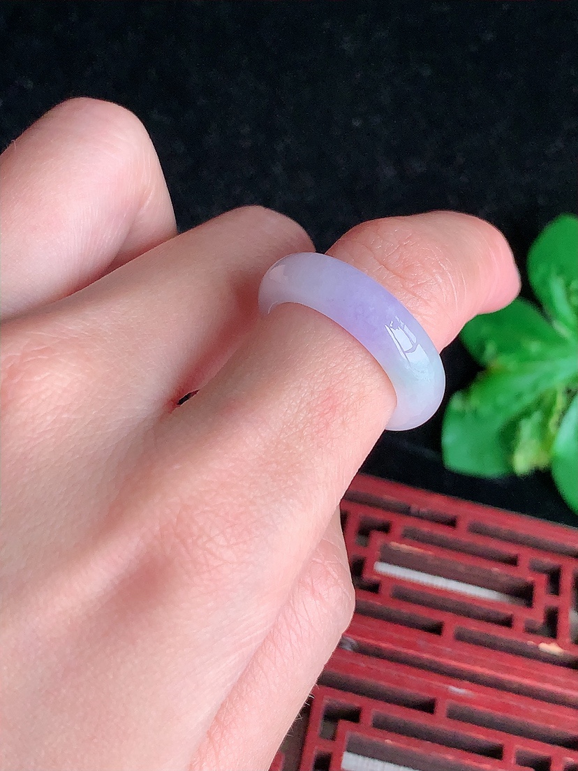 天然A货翡翠紫罗兰素面戒指 
尺寸17.7-6-3.6mm 重量4.35g 0404