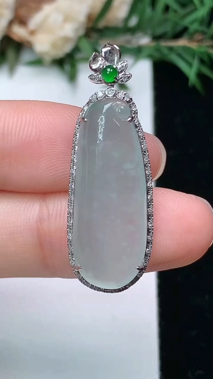 天然A货翡翠福瓜吊坠，尺寸34.4-11.7-6.8，裸石25.5-10，重量:3.95g
4月4日