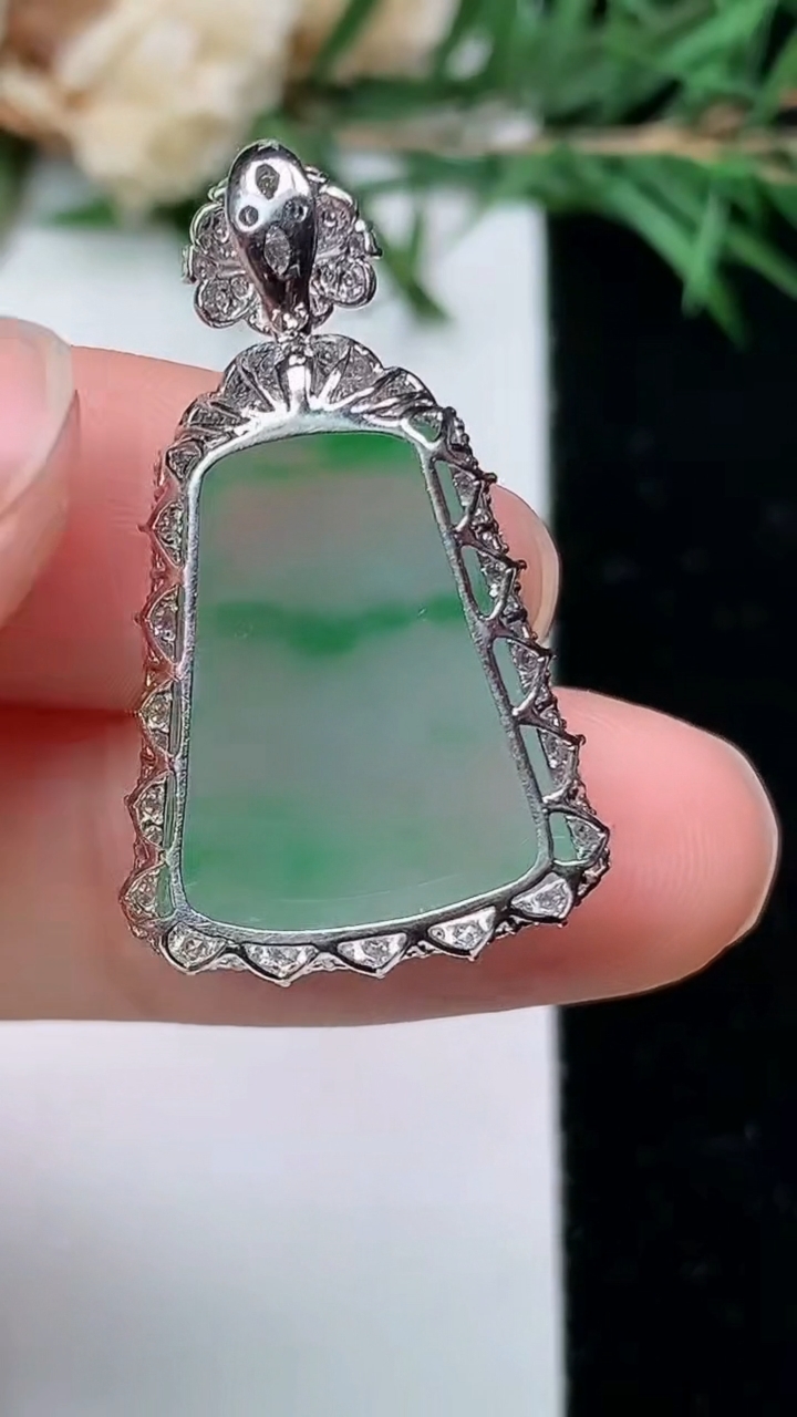 天然A货翡翠无事牌吊坠，尺寸29.2-17.6-8.6，裸石17.8-14，重量:4.35g
4月4日