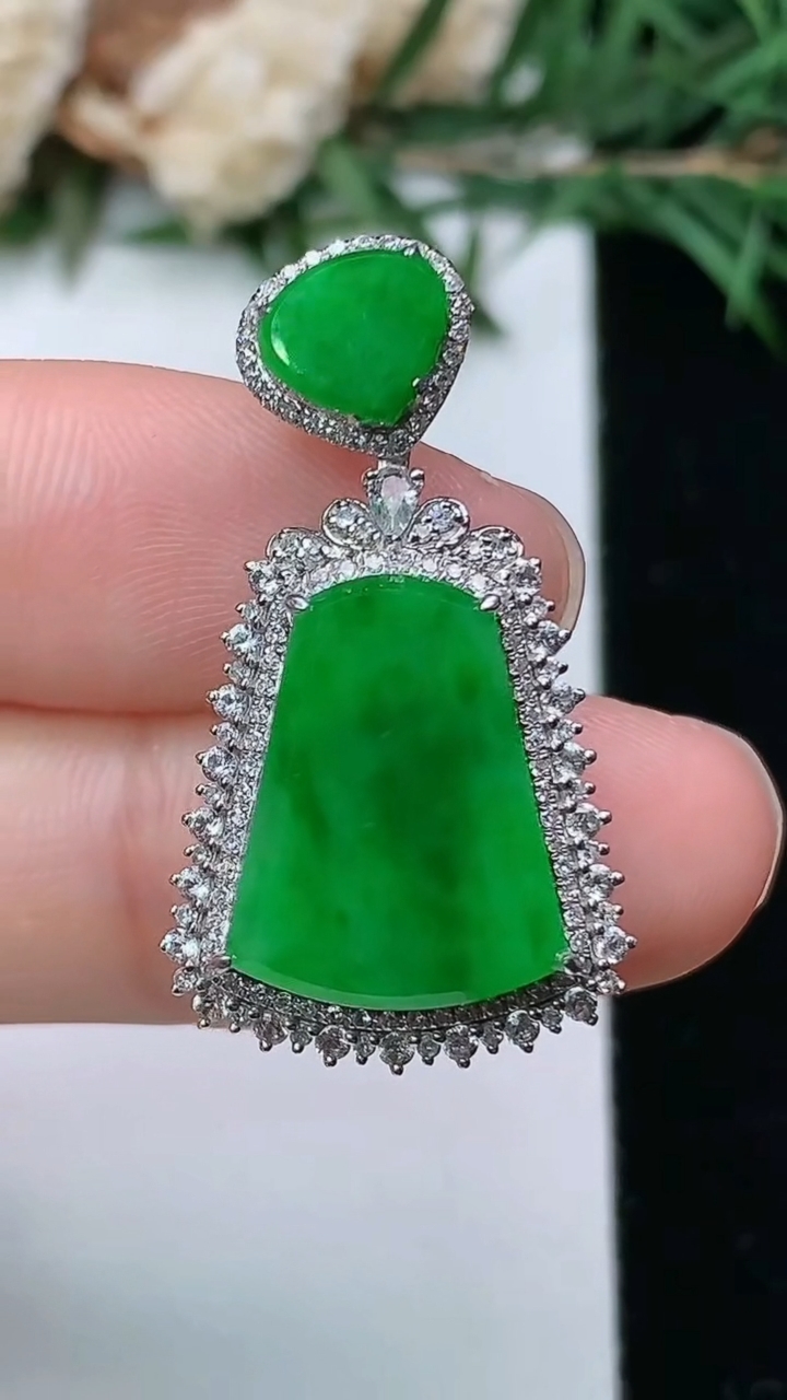 天然A货翡翠无事牌吊坠，尺寸30.4-17-8.7，裸石15.2-11.2，重量:4.97g
4月4日，重量:4.97g