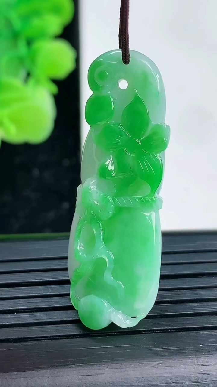 天然A货翡翠葫芦吊坠尺寸39.5-15.4-10.3重量:9.47g
4月4日