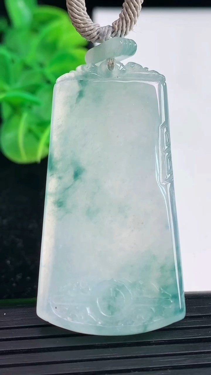 天然A货翡翠冰种飘花仿古无事牌吊坠尺寸48.9-25.4-4重量:18.31g
4月4日