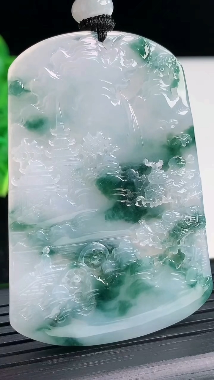 天然A货翡翠牌吊坠尺寸6-41.8-4.8重量:34.09g
4月4日