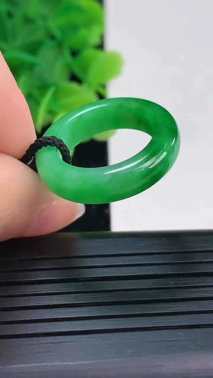 天然A货翡翠指环戒指尺寸16.4-5.3-3.8重量:4.03g2026年4月4日
工厂直销收藏佳品,种好水足，色泽均匀，有种有色，上手高大气！