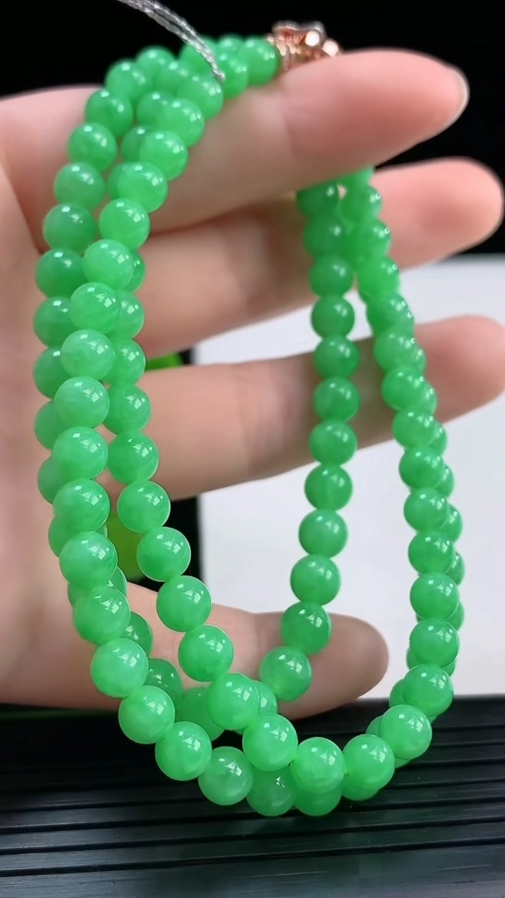 天然A货翡翠圆珠项链尺寸5.5-108颗重量:32.66g
4月4日