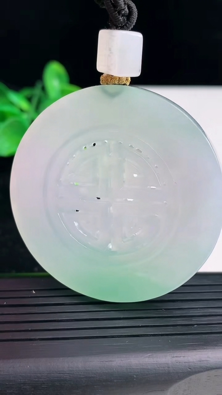 天然A货翡翠仿古无事牌吊坠尺寸52.6-5.7重量:44.94g
4月4日