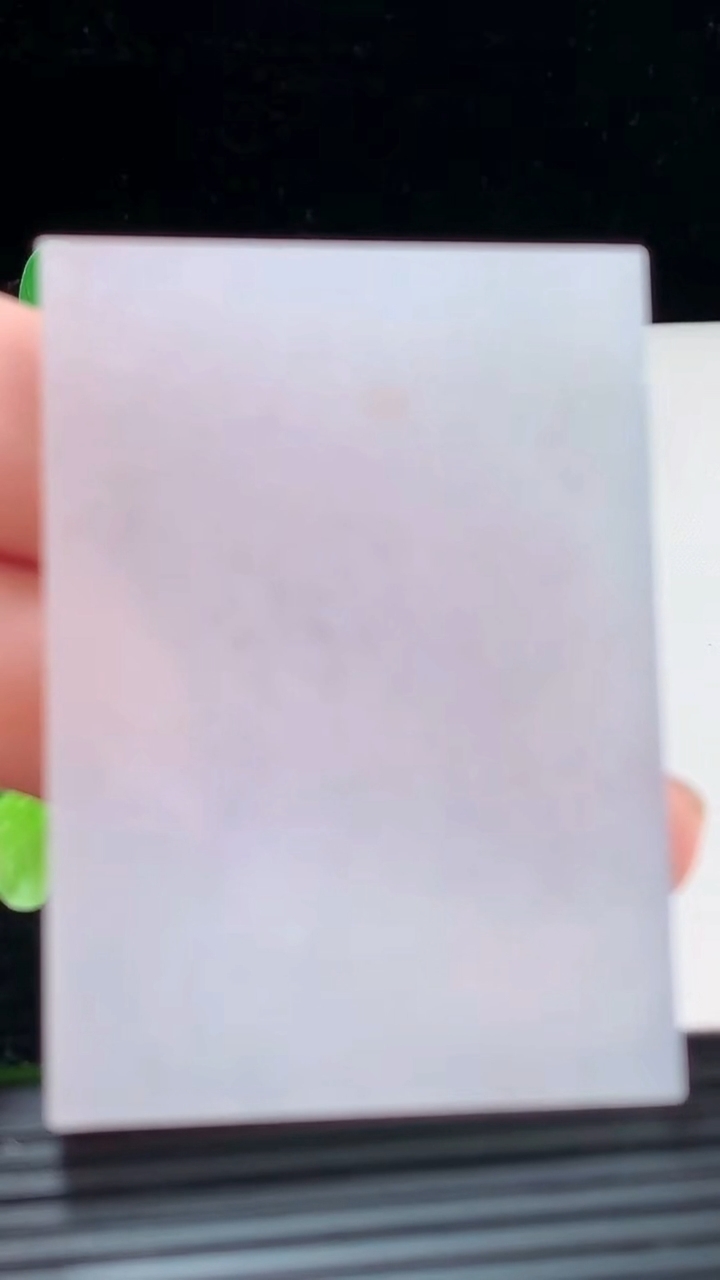 天然A货翡翠紫罗兰无事牌镶嵌件尺寸56.6-40-5.9重量:48.18g
4月4日