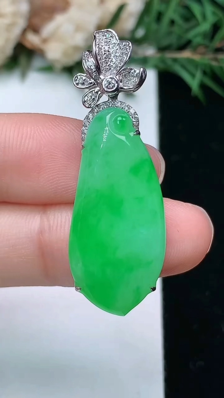 天然A货翡翠福瓜吊坠，尺寸28.8-13.5-6.6，重量:7.00g
4月4日