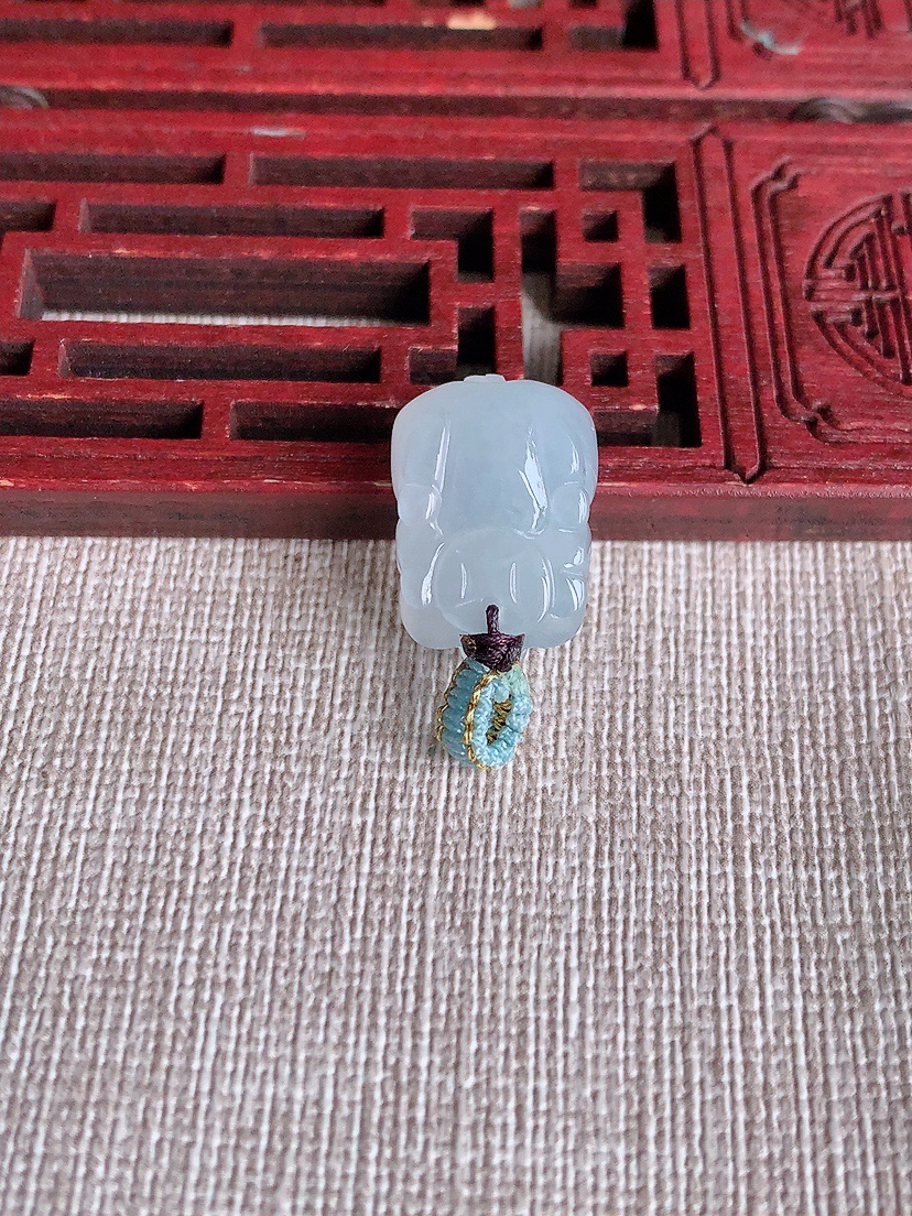 天然A货翡翠立体生肖猪福猪吊坠 
尺寸18-12.5-9mm 重量4.53g 0404