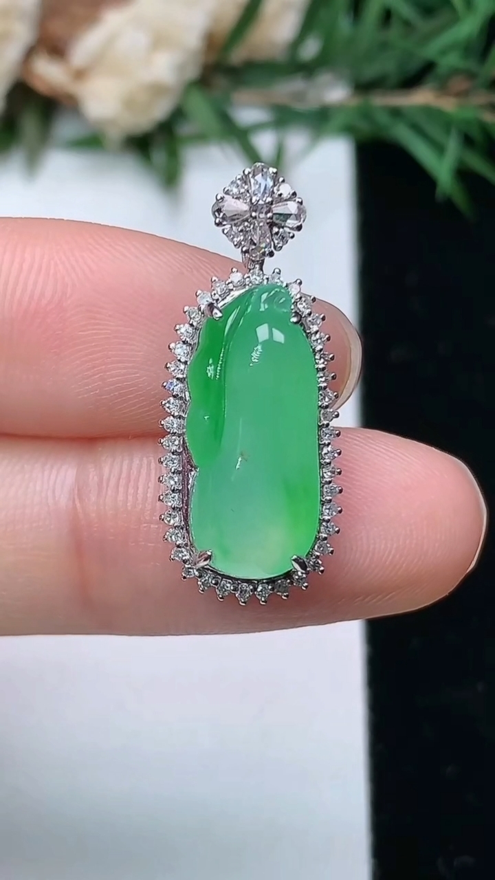 天然A货翡翠福瓜吊坠，尺寸25.6-10.8-7.6，裸石16.8-7.3，重量:2.88g
4月4