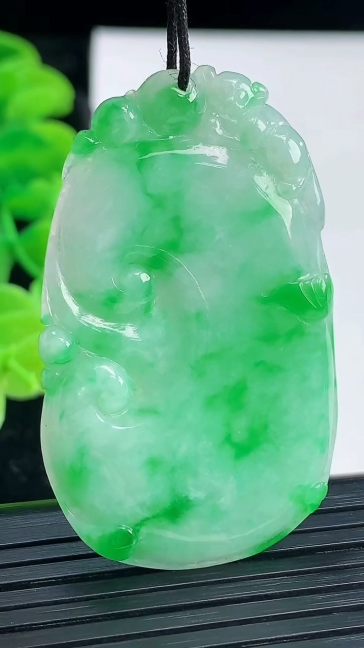天然A货翡翠如意吊坠尺寸47.6-28.7-3.9重量:12.13g
4月4日