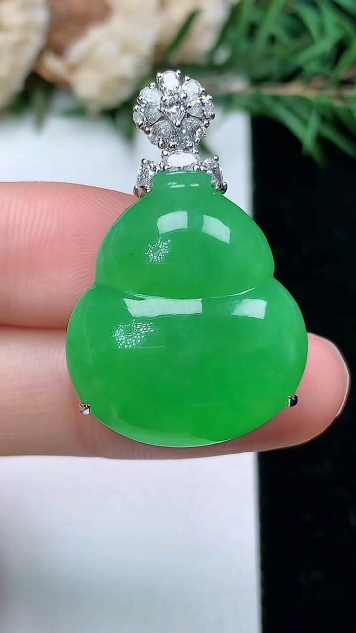 天然A货翡翠葫芦吊坠，尺寸23-20.4-11.4，重量:9.50g
4月4日