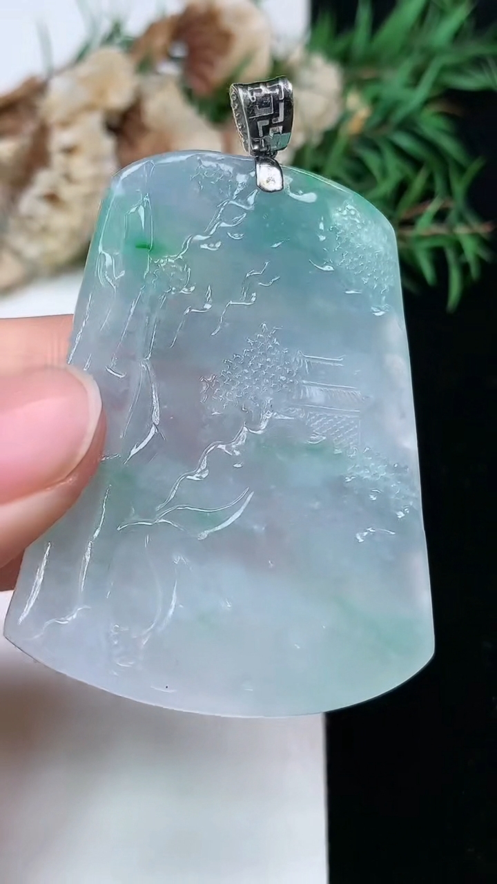 天然A货翡翠k金春带彩 紫罗兰山水牌吊坠，尺寸50.6-39.3-6.2，重量:29.29g
4月4日