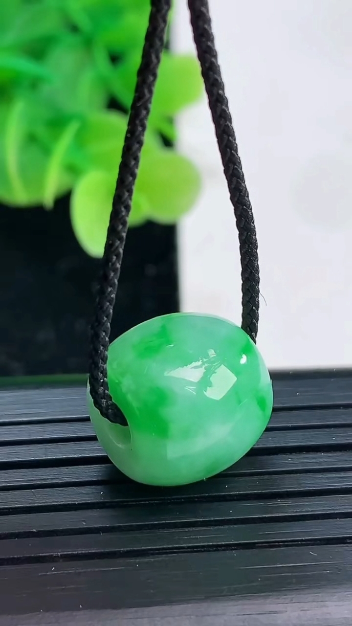 天然A货翡翠路路通吊坠尺寸14.3-13.1重量:5.41g
4月4日