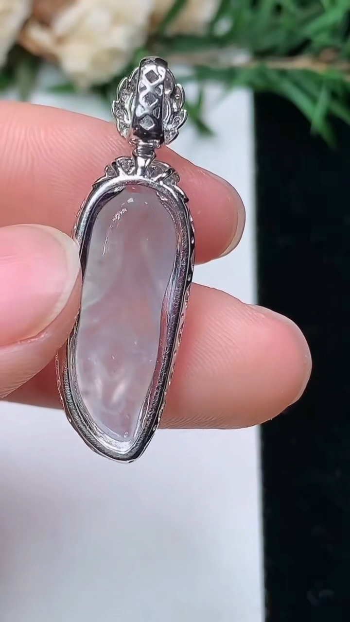 天然A货翡翠白冰金枝玉叶 叶子吊坠，尺寸33-10.3-7，裸石21.3-7.4，重量:3.25g
4月4日