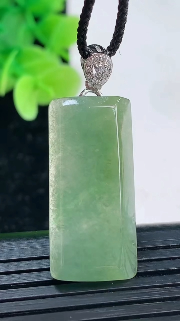 天然A货翡翠无事牌吊坠尺寸28.9-13.6-4.2重量:5.06g
4月4日