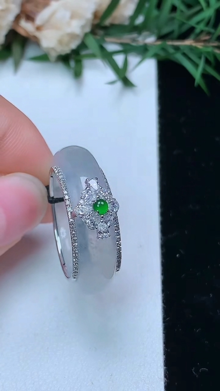 天然A货翡翠白冰指环戒指，尺寸17.8-6-3.8，重量:6.10g2026年4月4日
工厂直销收藏佳品,种好水足，色泽均匀，有种有色，上手高大气！