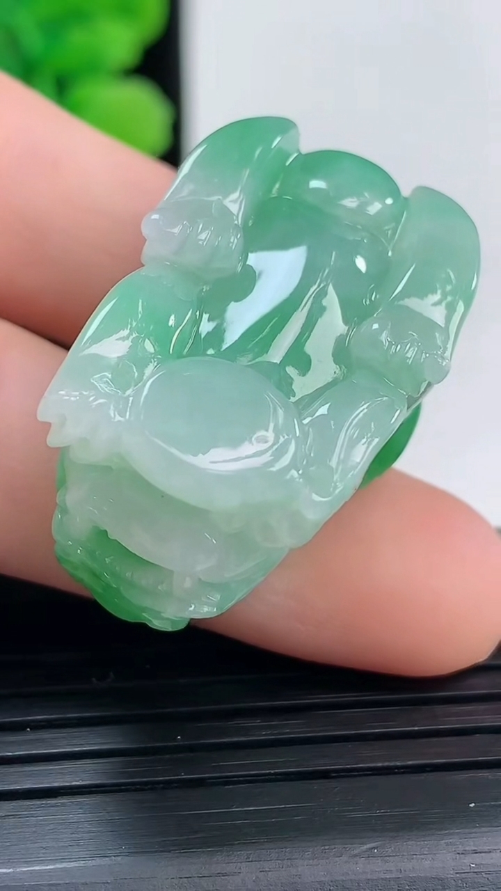 天然A货翡翠貔貅吊坠尺寸30.2-19.4-14重量:18.53g
4月4日