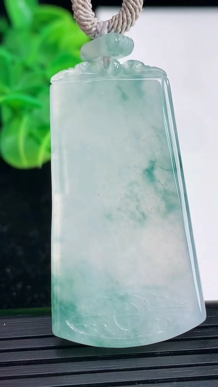 天然A货翡翠冰种飘花仿古无事牌吊坠尺寸48.9-25.4-4重量:18.31g
4月4日